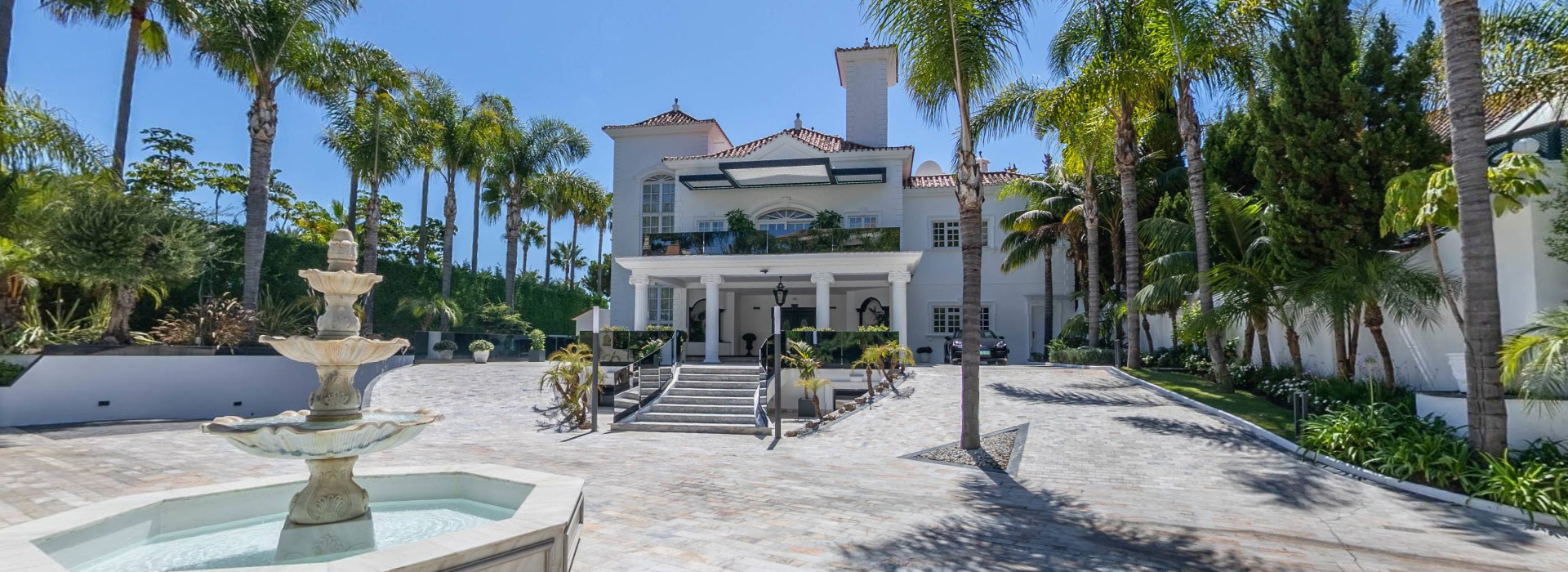 villa-el-martinete-marbella Front view of El Martinete luxury villa in Marbella with fountain and palm trees
